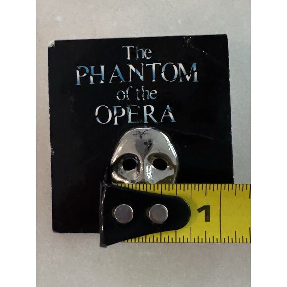 Vintage 1986 Phantom of The Opera Mask Lapel Enamel Pin Silver Tone on Card - Picture 5 of 5